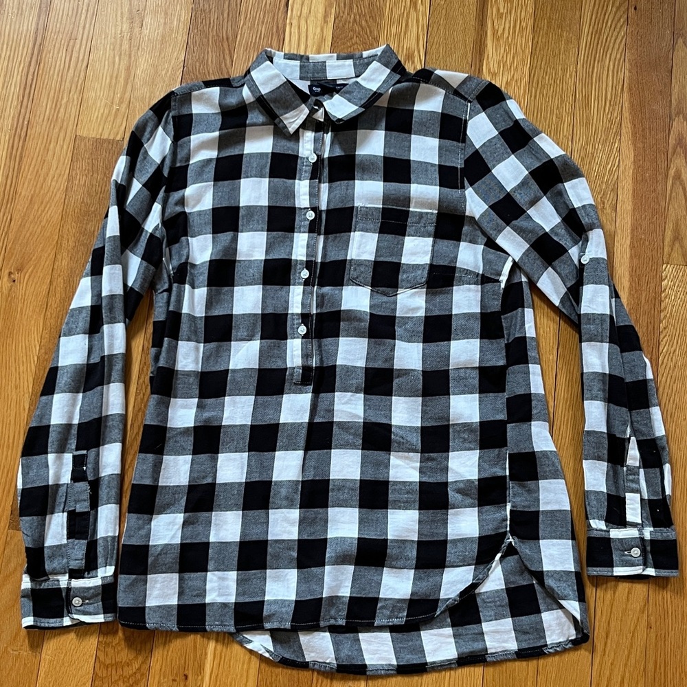 Gap. Womens XS Black & White Plaid halfway Button Up Shirt Boyfriend fit. Soft